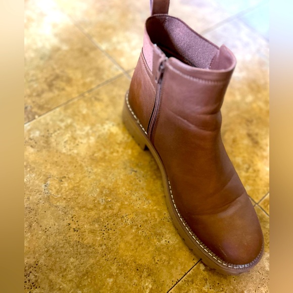 Brown boots - Picture 4 of 8